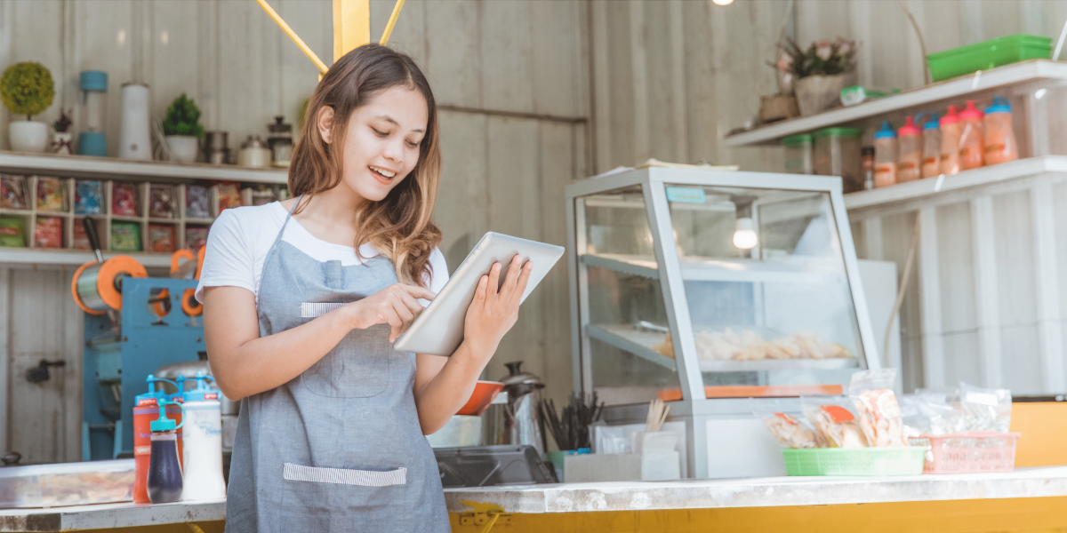 Propriétaire de petite entreprise dans une boutique de détail, illustrant l’entrepreneuriat et la croissance des entreprises au Canada.