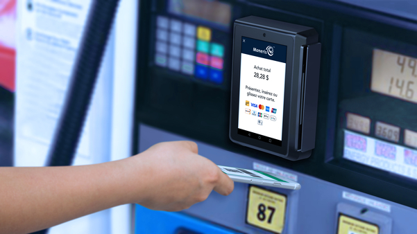 Client payant son carburant à la station-service