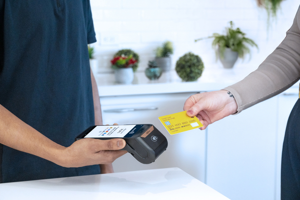 Client effectuant un paiement par carte à l’aide d’un terminal de point de vente portable